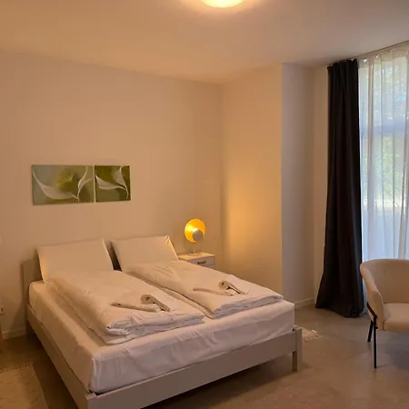 Schloss - & מלון דירות